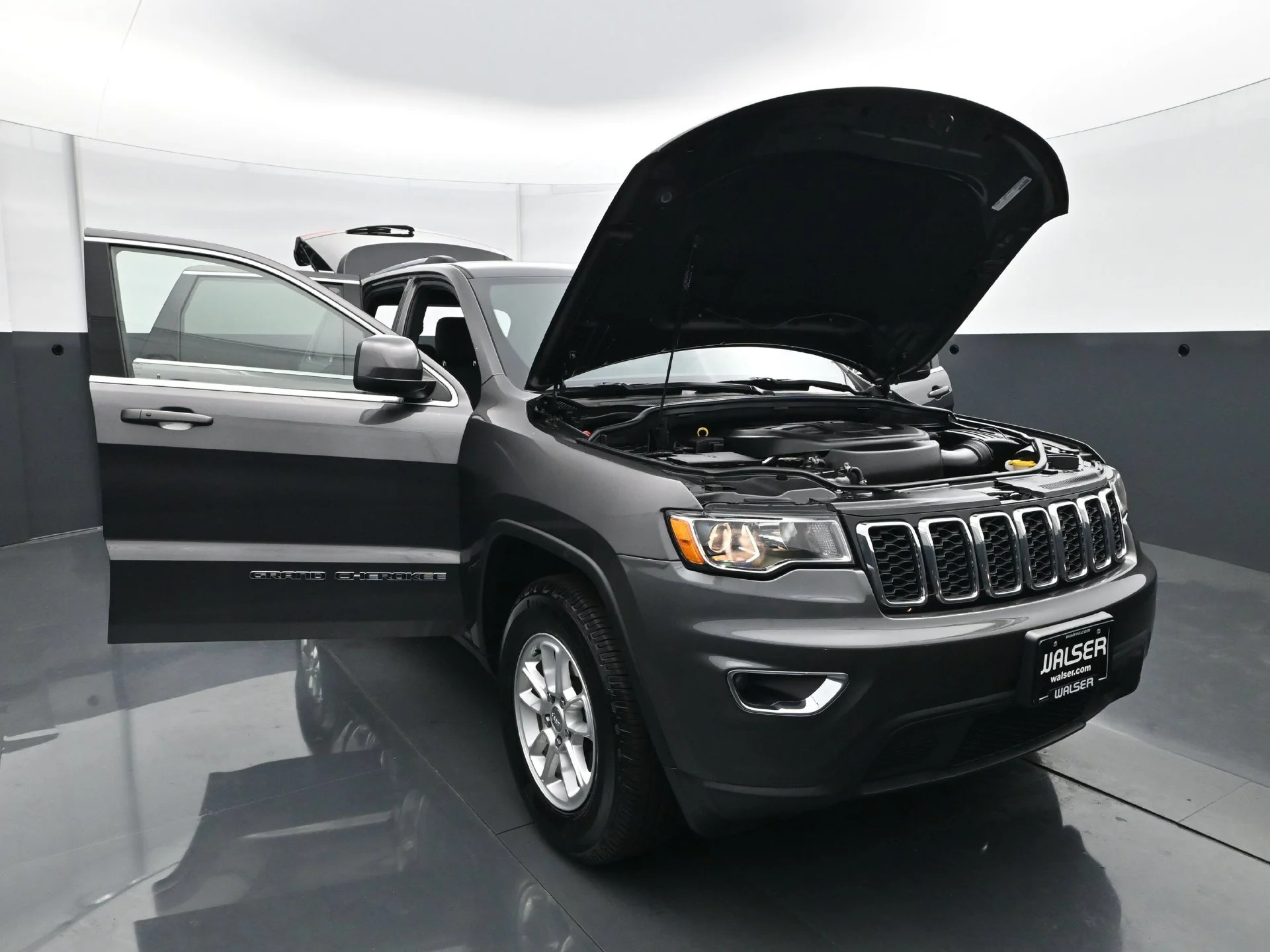Used 2020 Granite Crystal Metallic Clearcoat Jeep Laredo E image 39