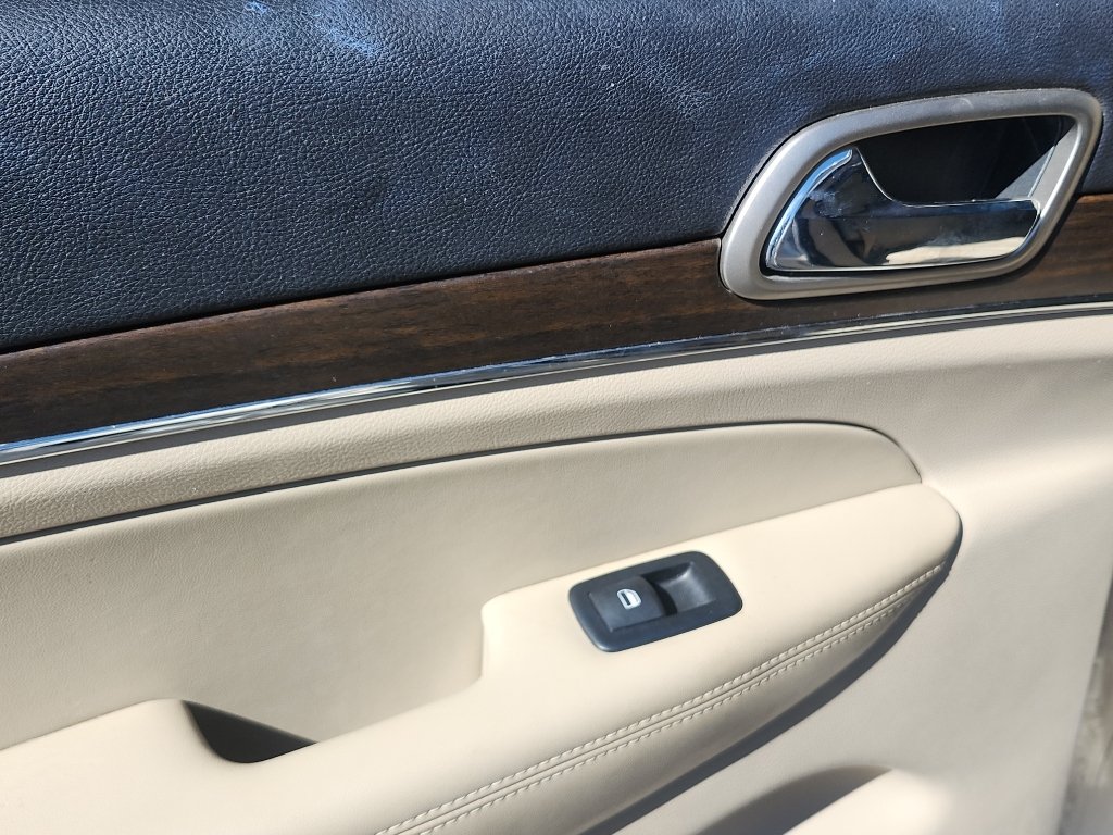 Used 2015 Champagne Jeep Limited image 13