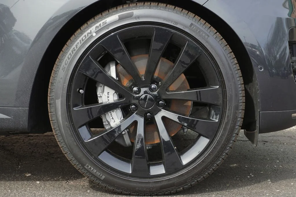 New 2026 Carpathian Grey Land Rover SE image 8