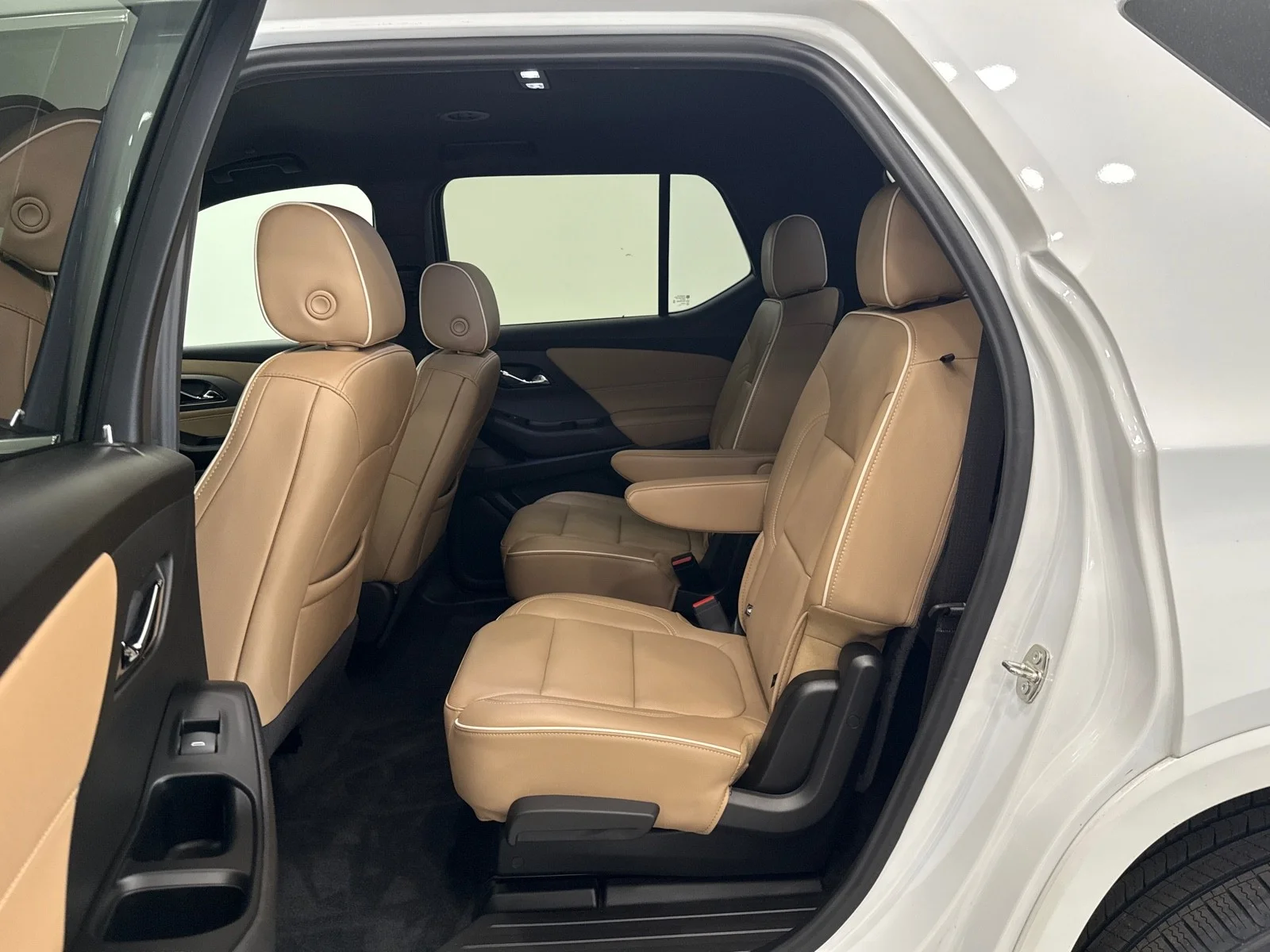 Used 2023 Iridescent Pearl Tricoat Chevrolet Premier FWD image 39