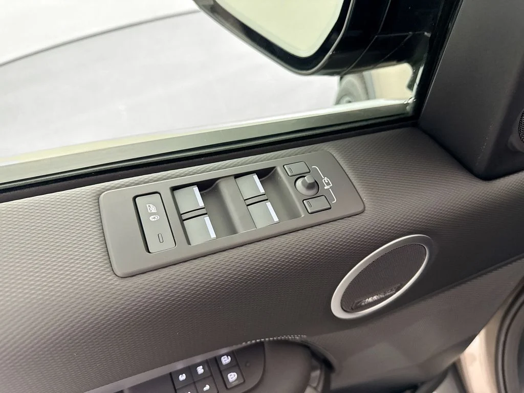New 2026 Lantau Bronze Land Rover Dynamic SE image 18