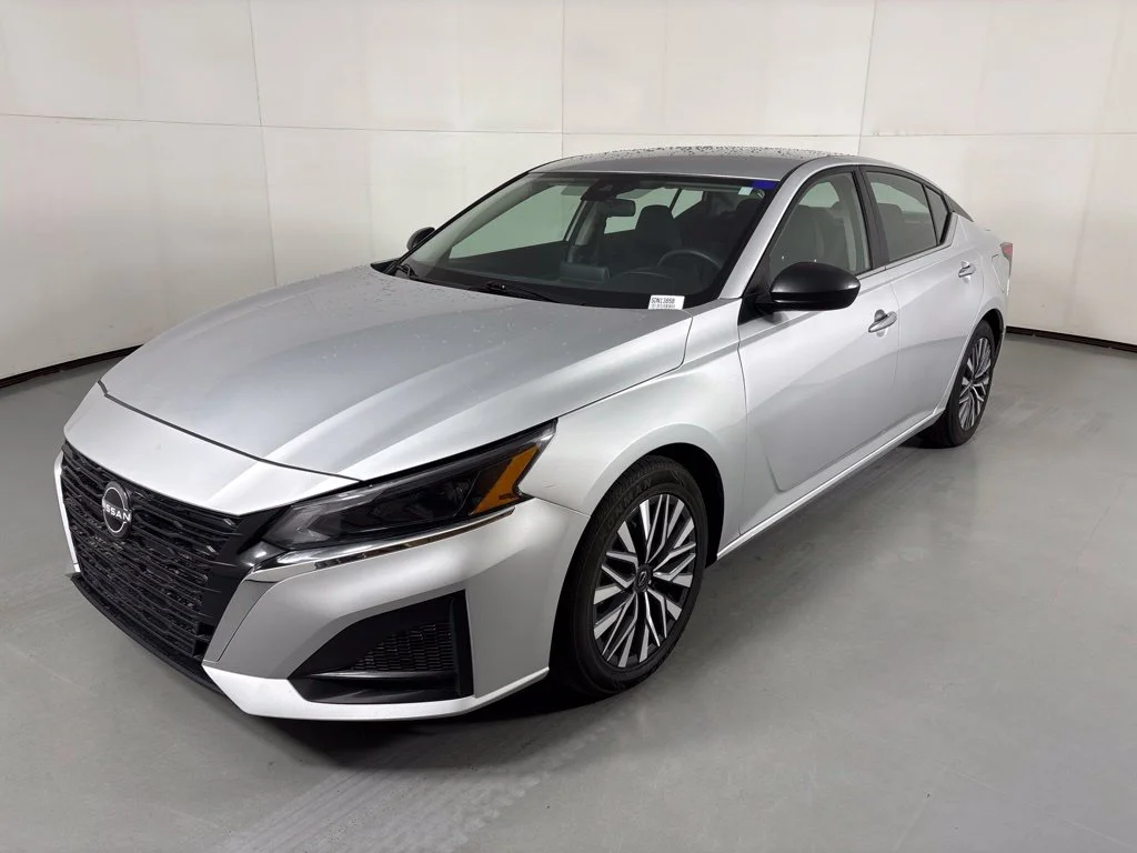 Used 2024 Silver Nissan 2.5 SV image 4