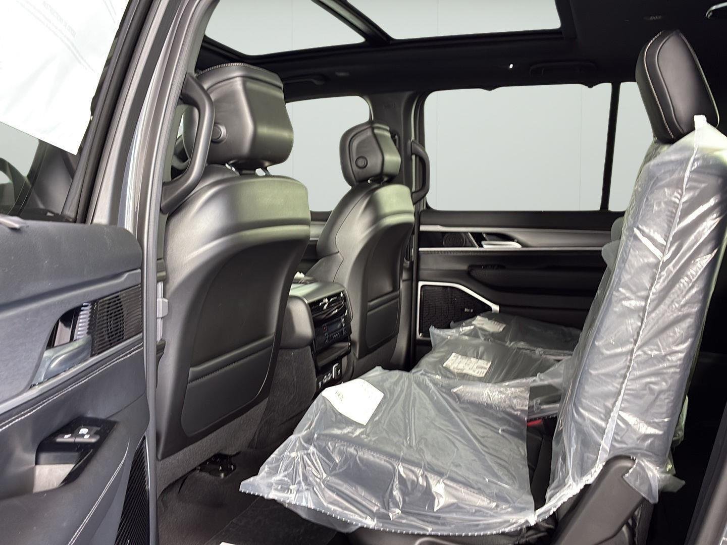 New 2026 Baltic-Gray Metallic Clear-Coat Exterior Paint Jeep Limited Reserve image 9