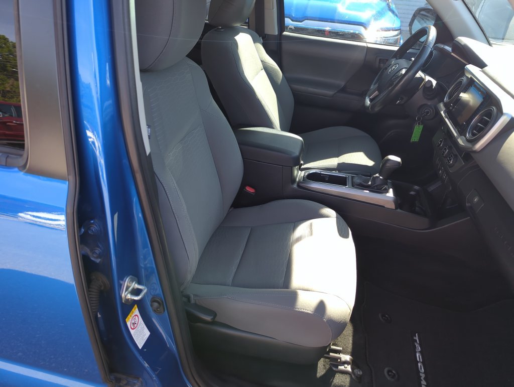 Used 2018 Blue Toyota SR5 image 31
