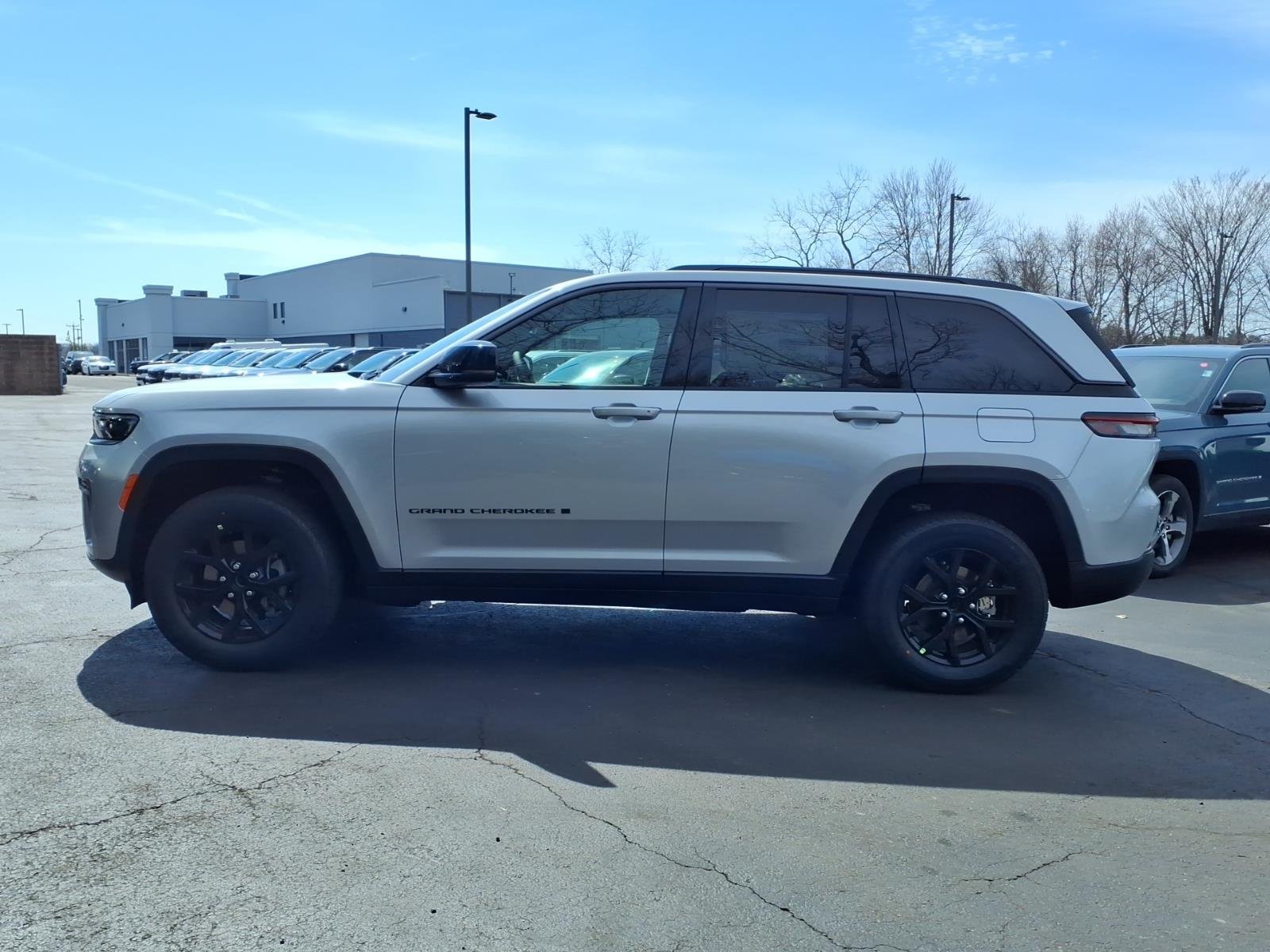 New 2026 Silver Zynith Exterior Paint Jeep Altitude image 5