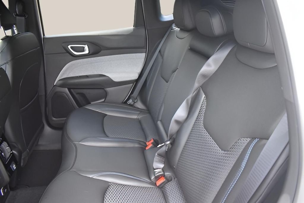 Used 2025 White Jeep Latitude image 15