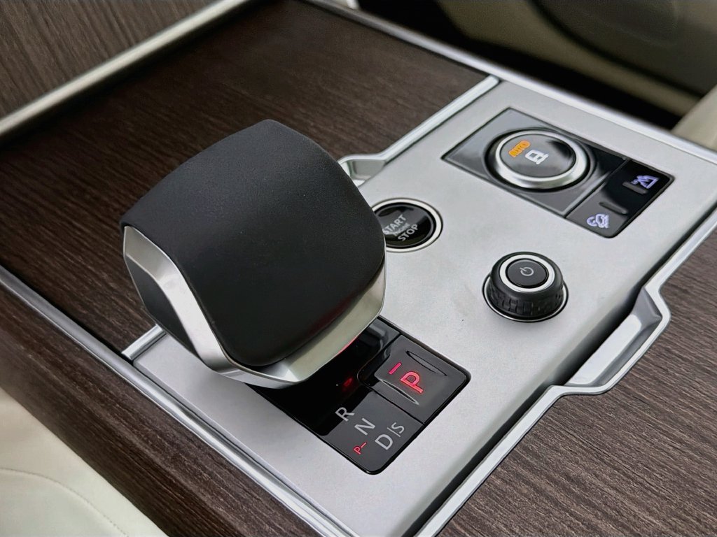 New 2027 Fuji White Land Rover SE image 17