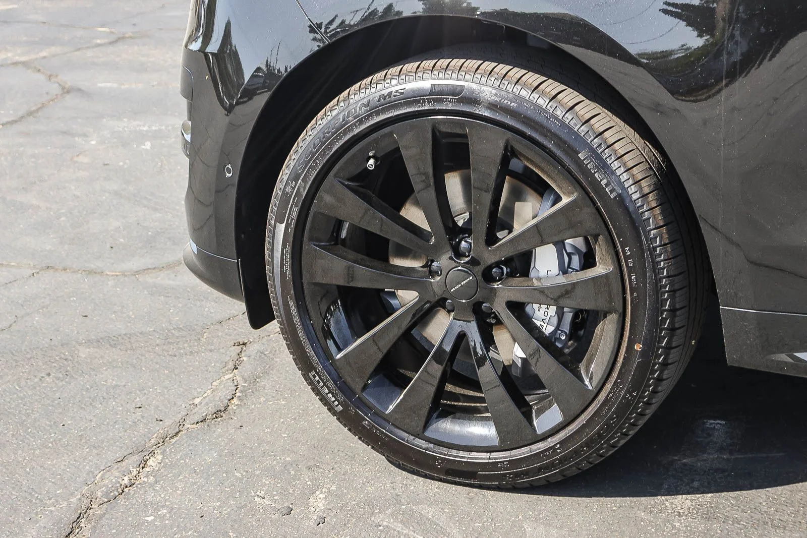 New 2026 Santorini Black Land Rover Dynamic SE image 9