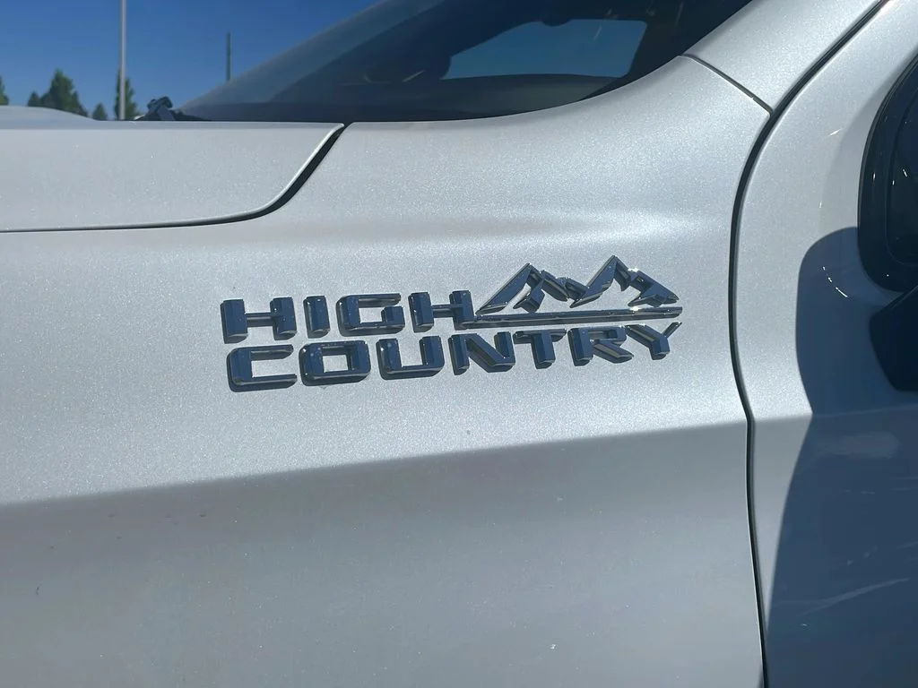 Used 2021 Iridescent Pearl Tricoat Chevrolet High Country image 30