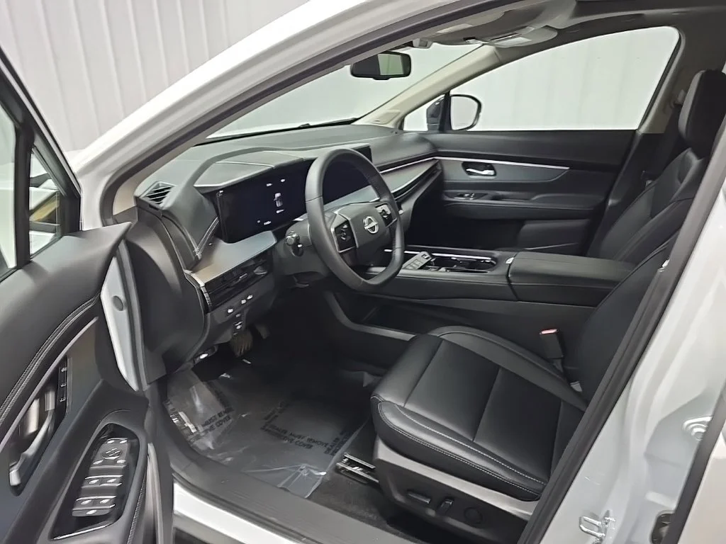 Used 2025 White Nissan SL image 31