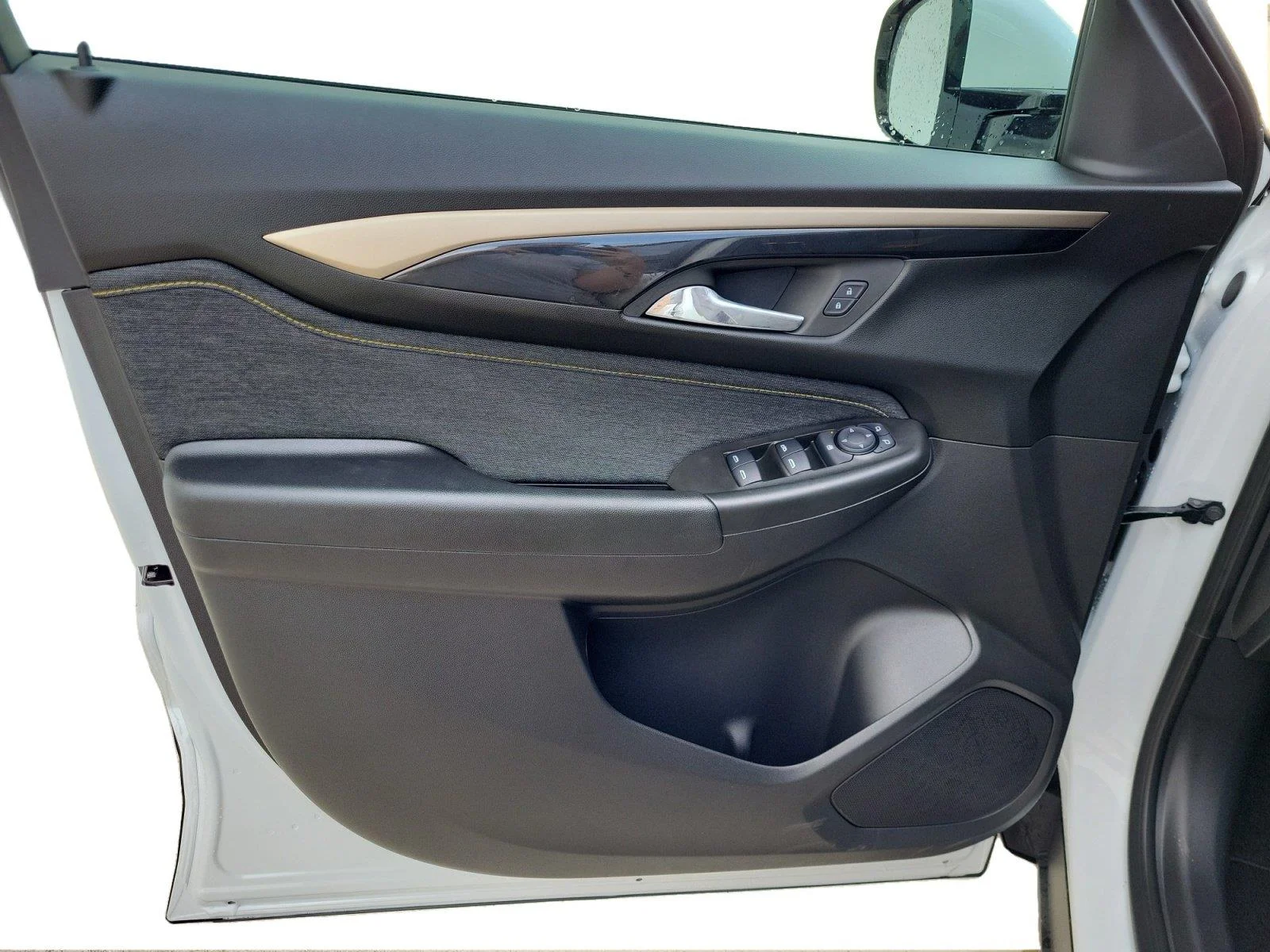Used 2025 Iridescent Pearl Tricoat Chevrolet ACTIV image 9
