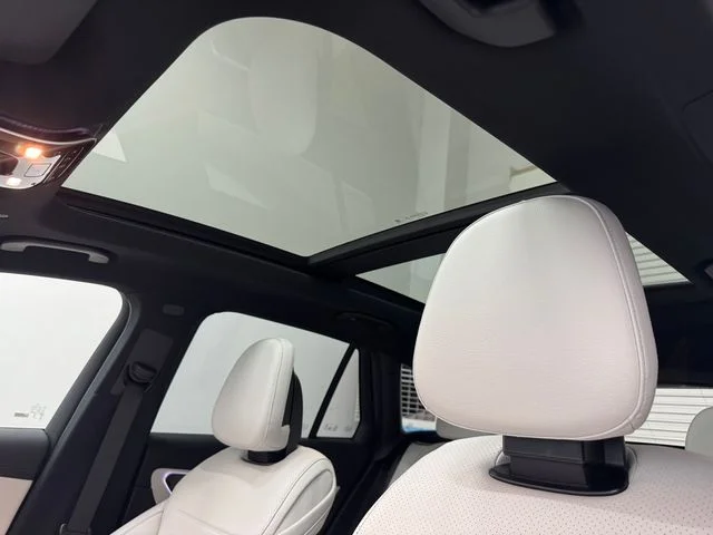 New 2026 MANUFAKTUR Moonlight Whit Mercedes-Benz GLC 300 image 5