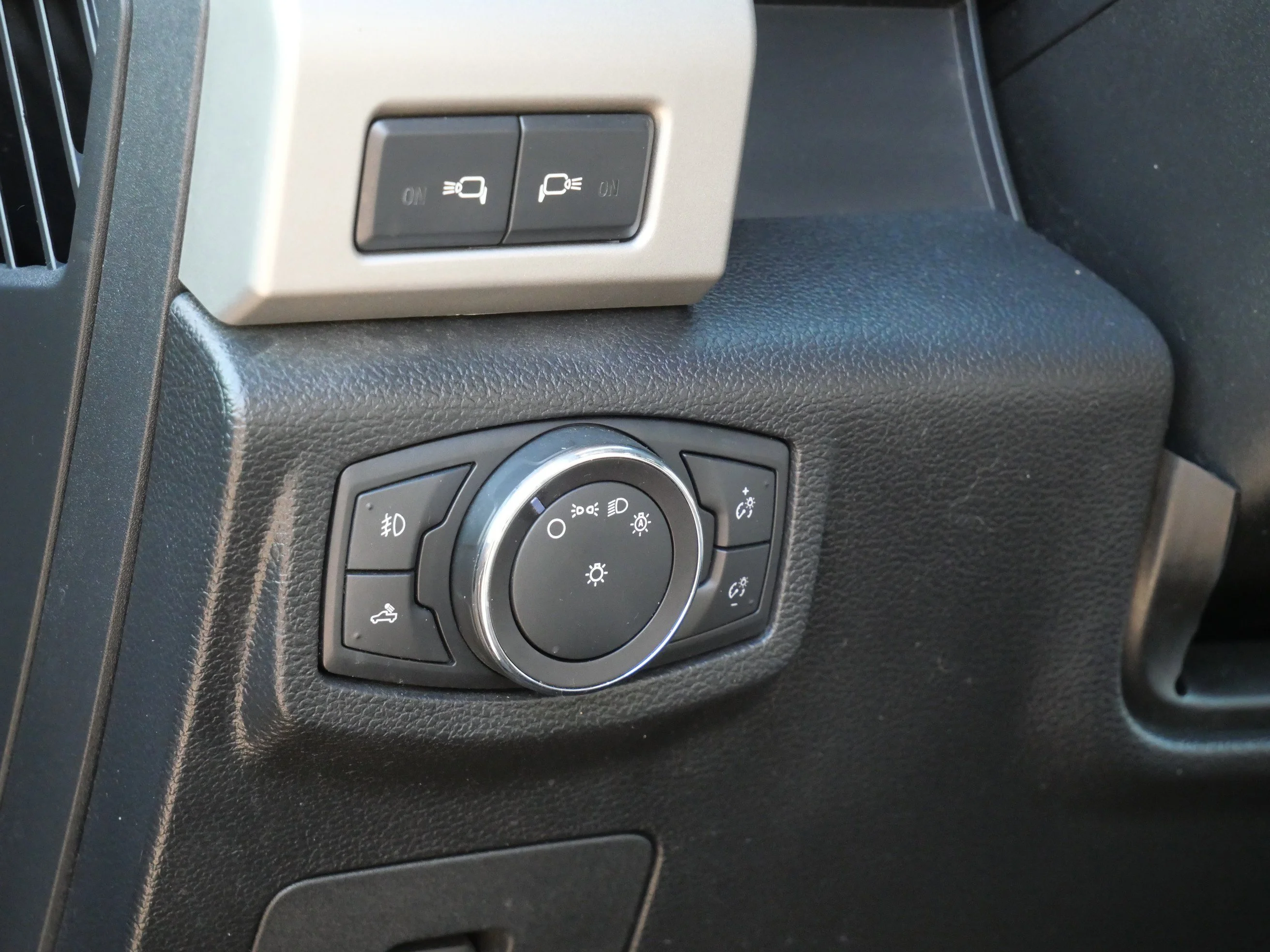 Used 2015 Magnetic Metallic Ford Lariat image 17