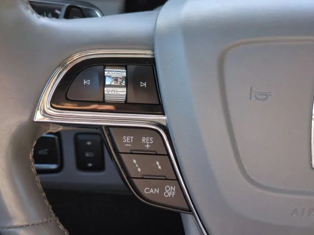 Used 2019 Black Lincoln Reserve image 16