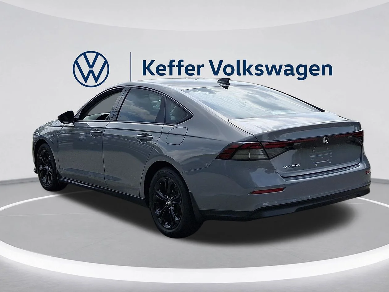 Used 2025  Honda SE image 4