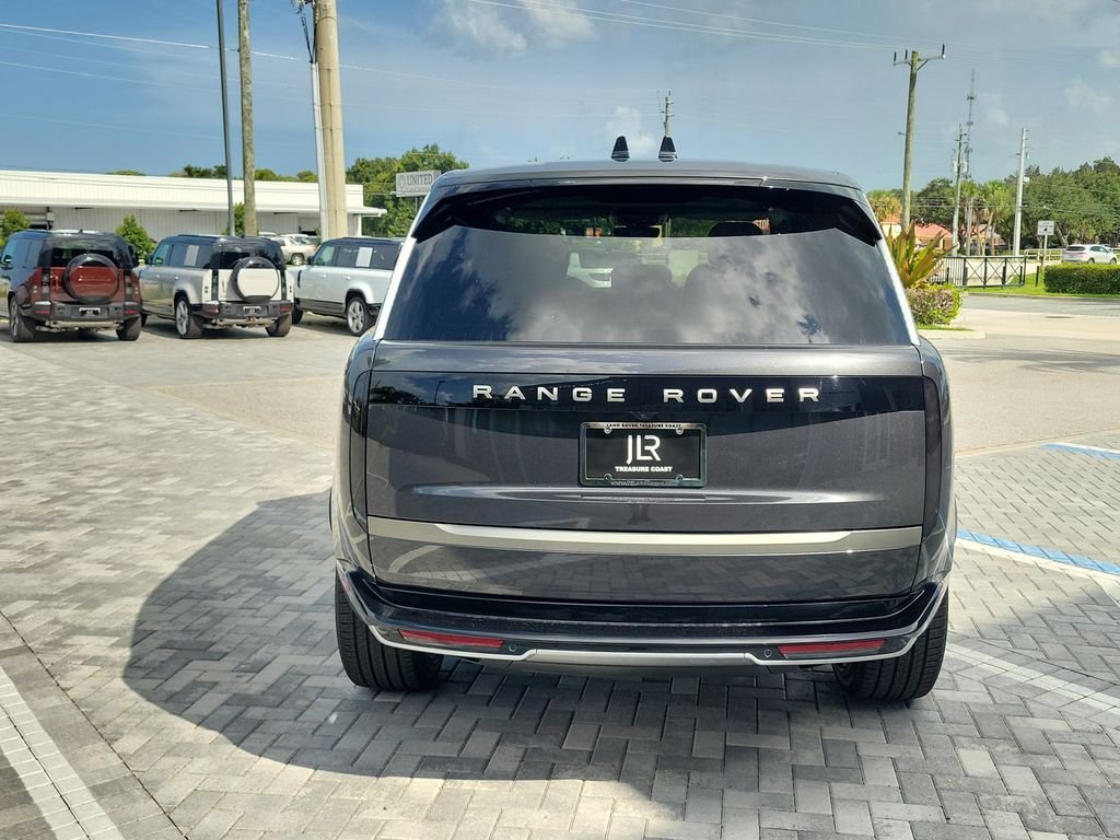 New 2026 Carpathian Grey Land Rover SE image 4