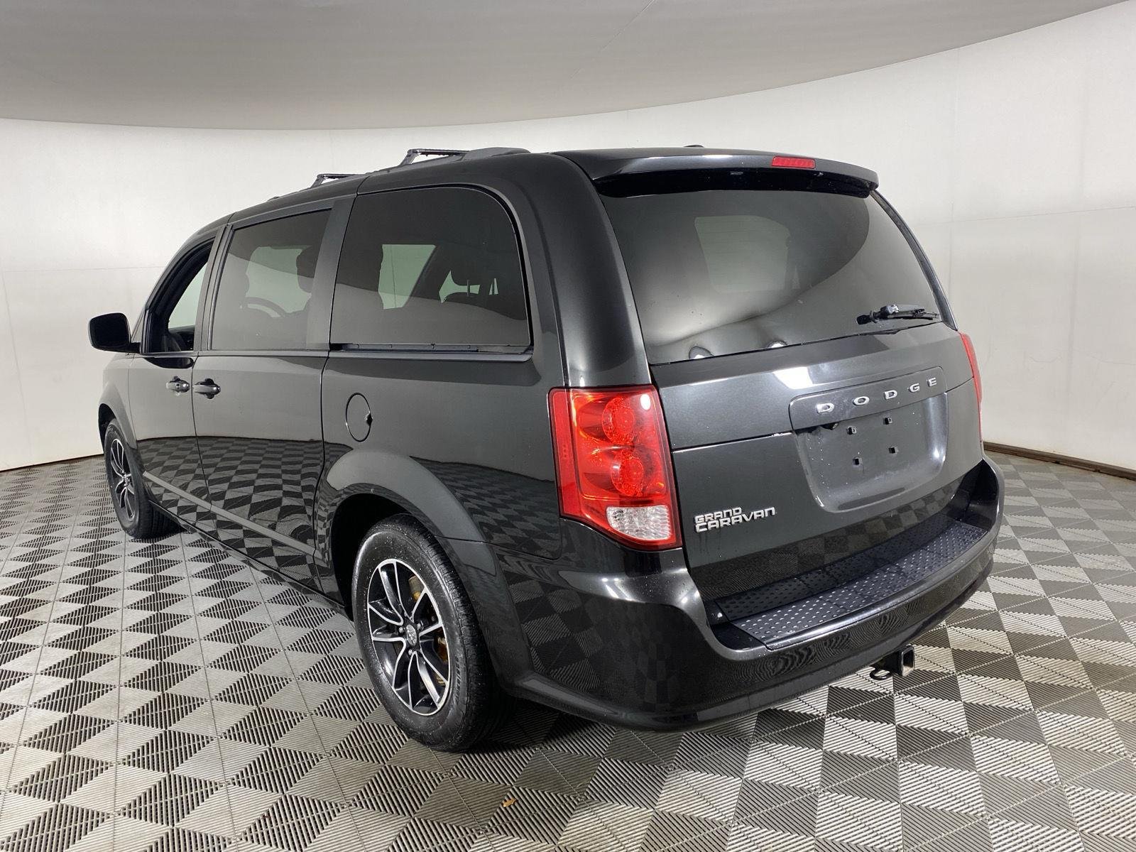 Used 2018 Black Onyx Crystal Pearlcoat Dodge SE Plus image 5