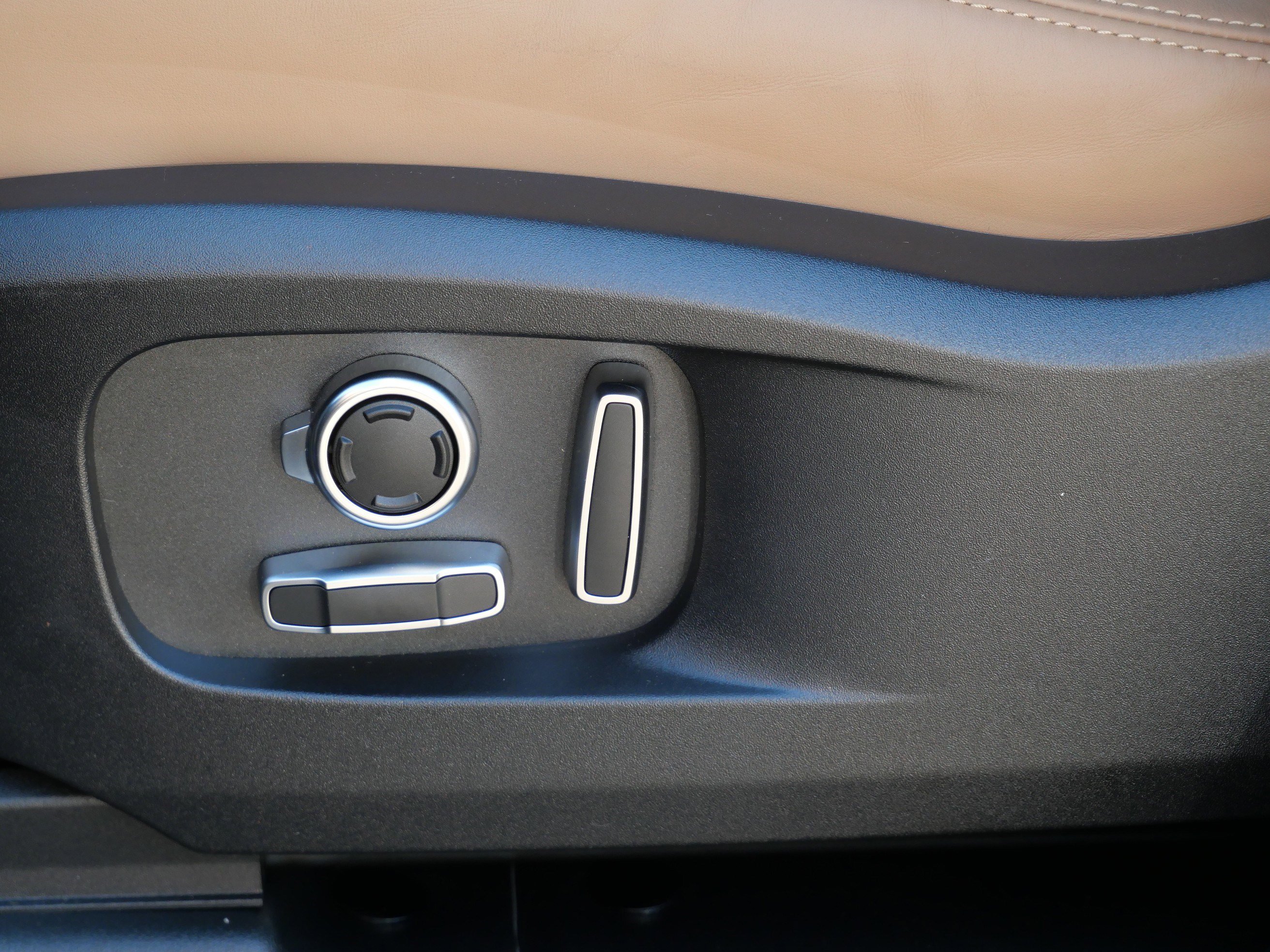 New 2026 Carpathian Grey Land Rover X-Dynamic SE image 5