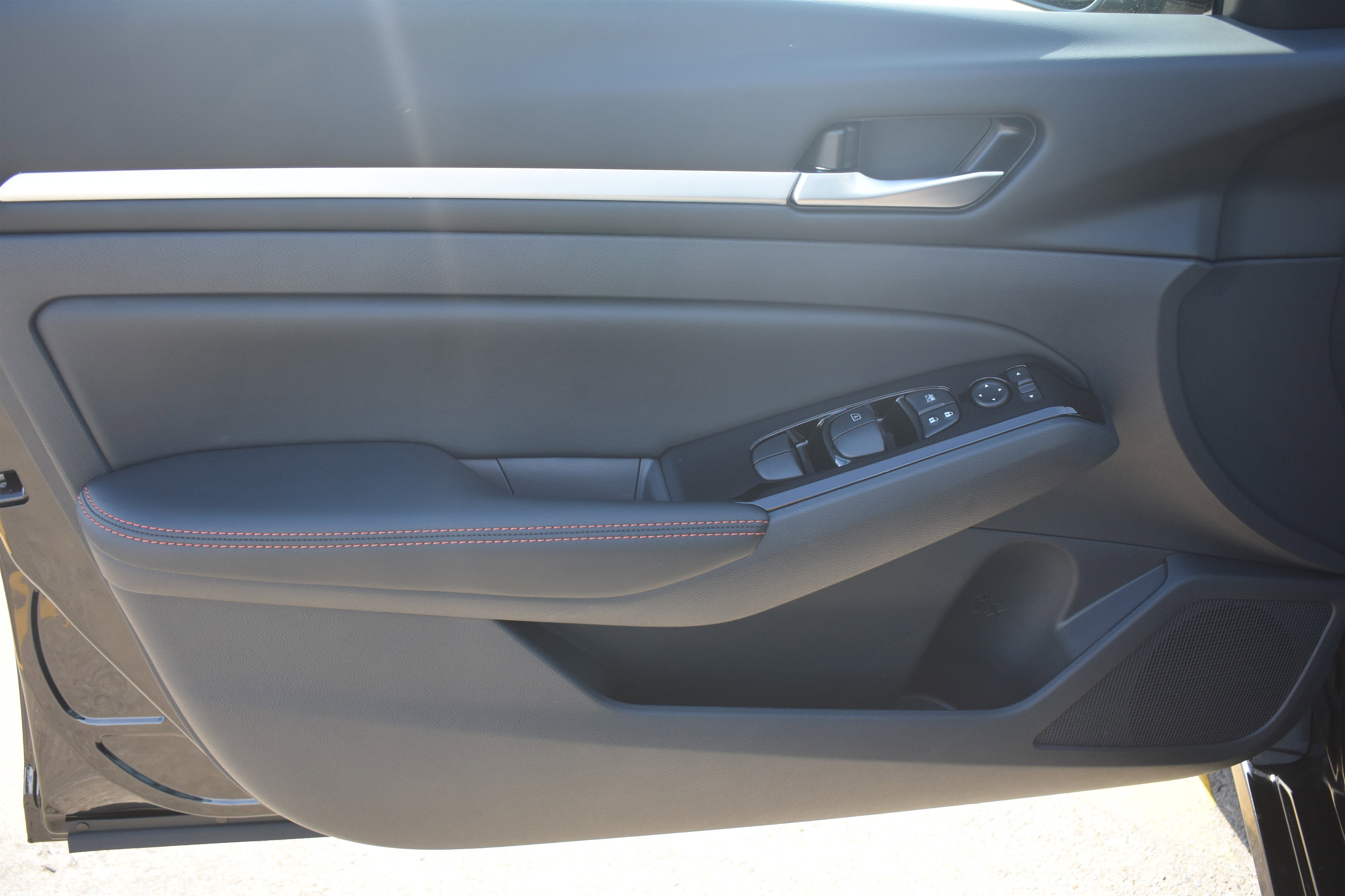 Used 2025 Super Black Nissan SR image 12