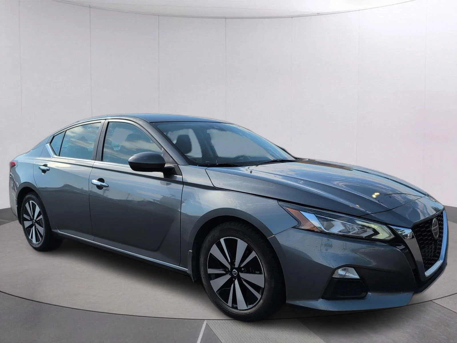 Used 2022 Gun Metallic Nissan 2.5 SV image 9