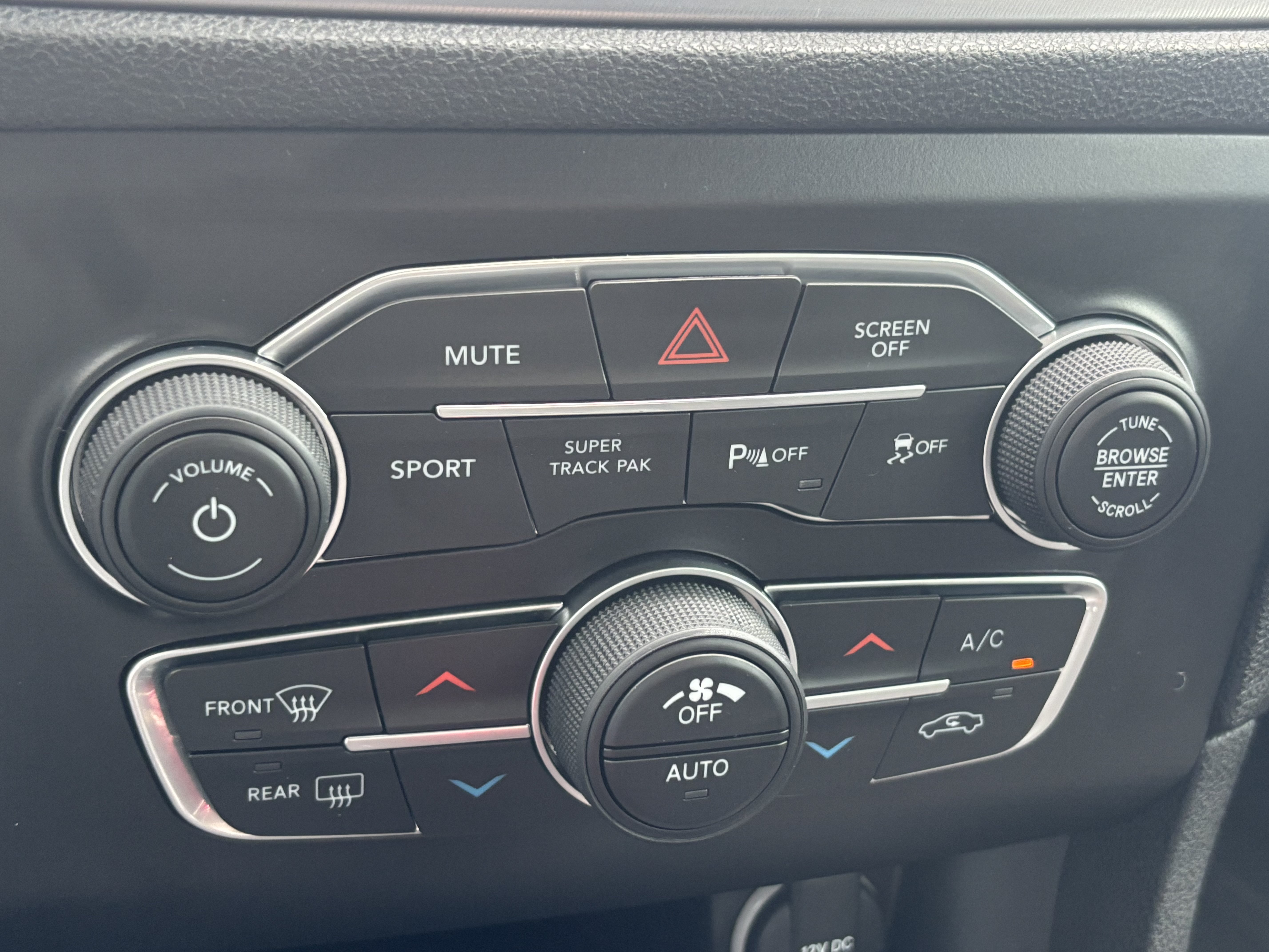 Used 2023 Octane Red Pearlcoat Dodge SXT image 15