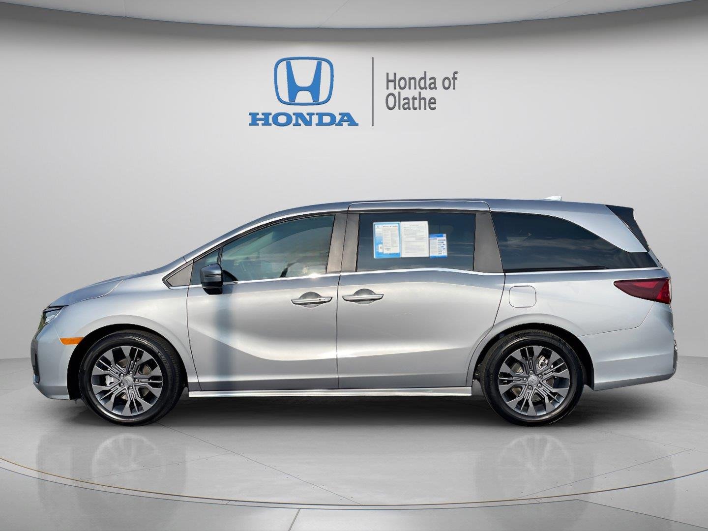 Certified Used 2026 Solar Silver Metallic Honda Touring image 6