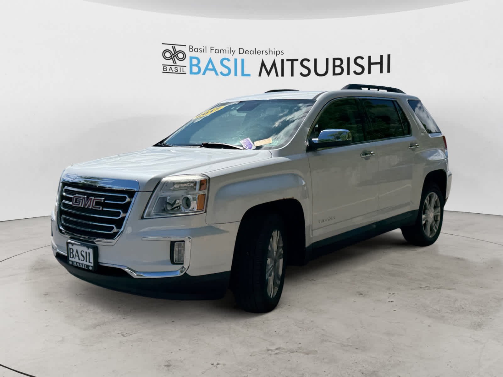 Used 2017 White Frost Tricoat GMC SLE image 2