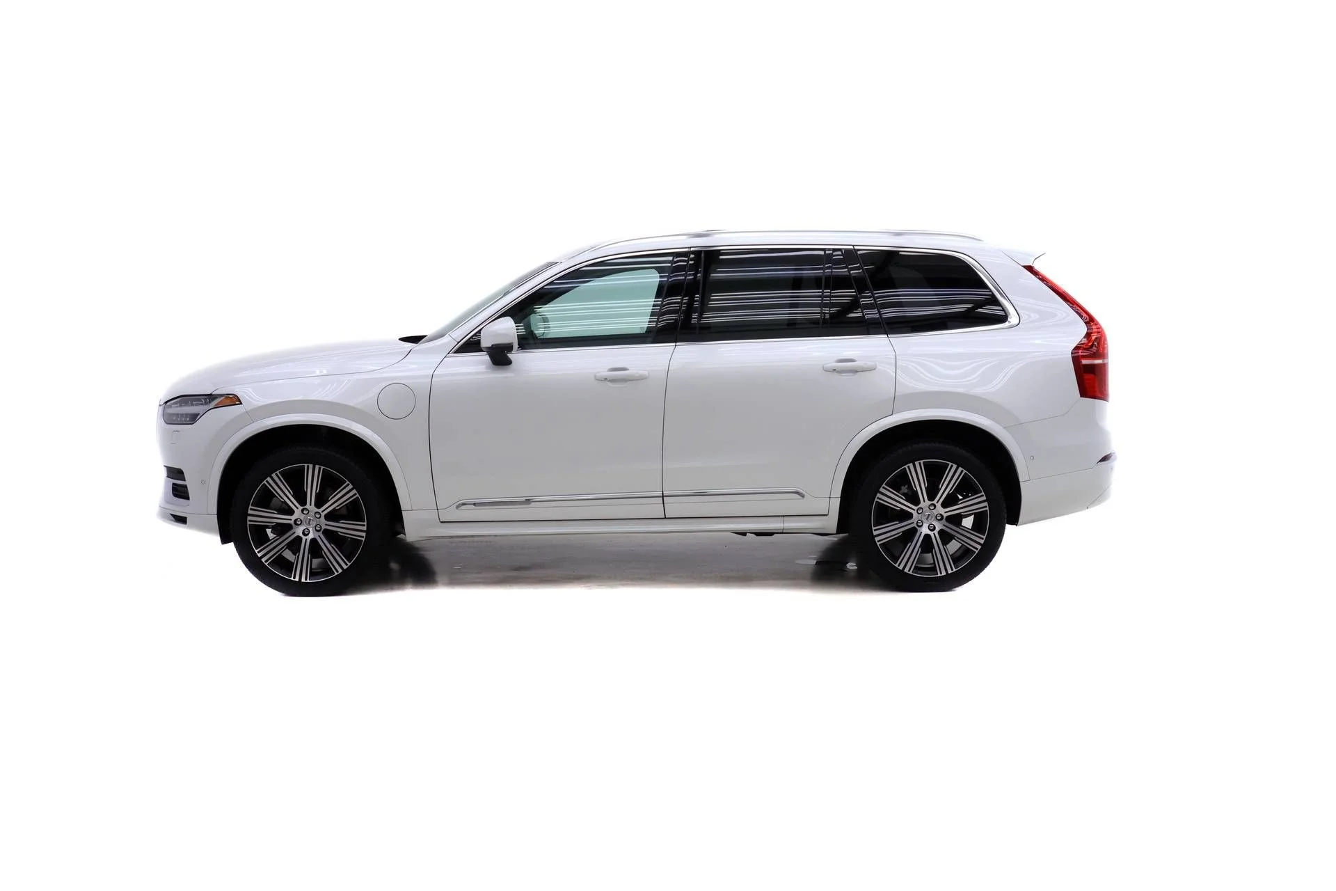 Certified Used 2023 White Volvo T8 Plus 6 Passenger image 3