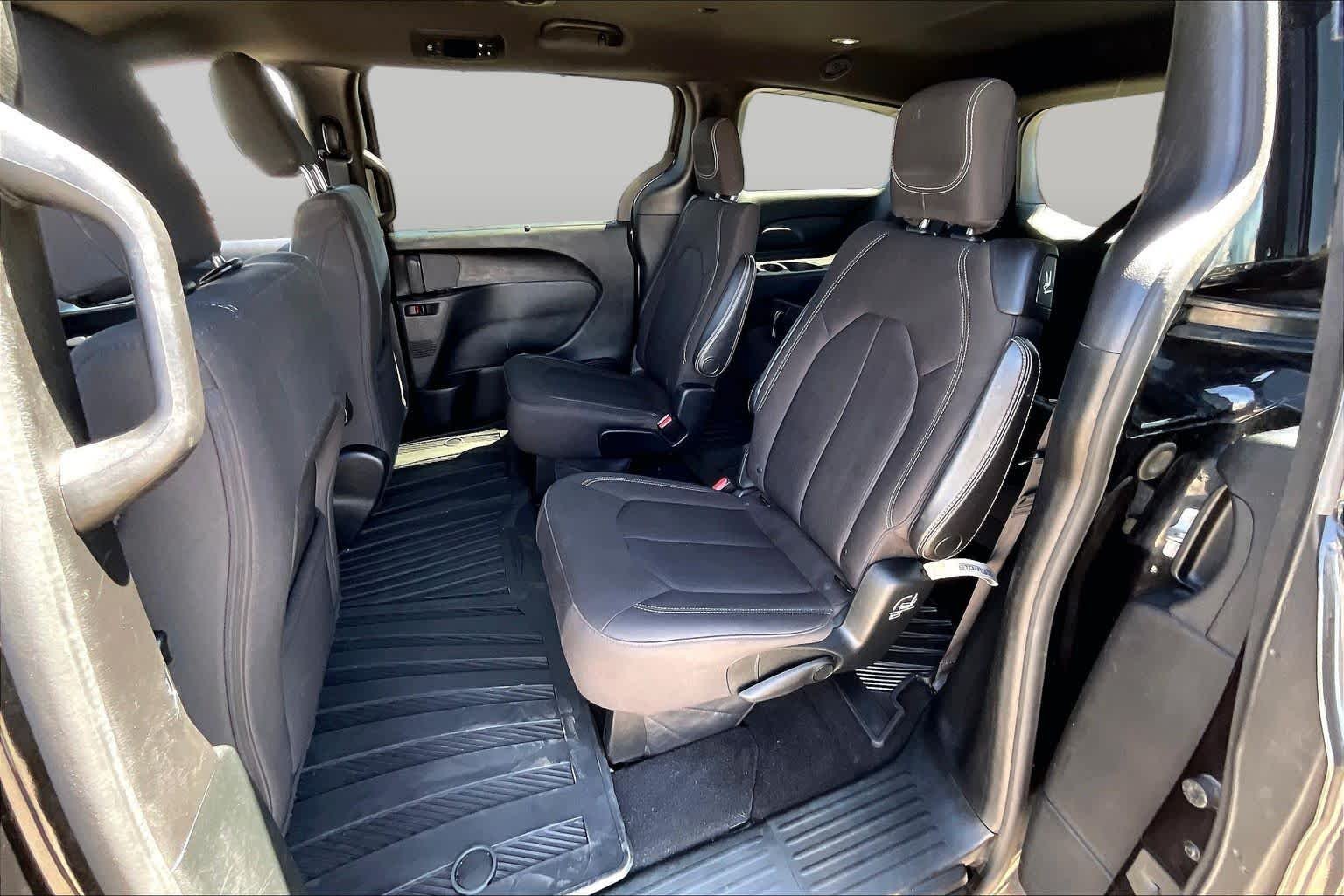 Used 2018 Brilliant Black Crystal Pearlcoat Chrysler Touring Plus image 19