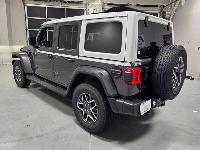 New 2026 Granite Crystal Metallic Clear-Coat Exterior Paint Jeep Sahara image 8