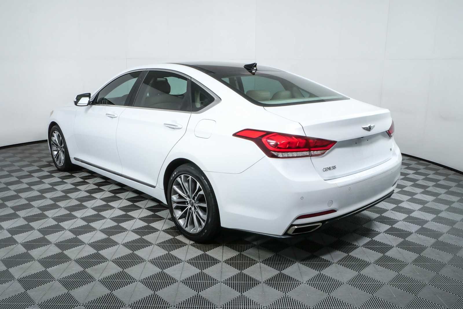 Used 2015 Casablanca White Hyundai 3.8L image 29