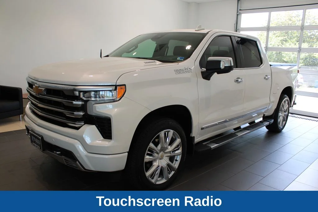 Used 2024 Pearl Chevrolet High Country image 13