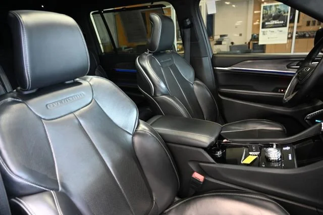 Used 2021  Jeep Overland image 8