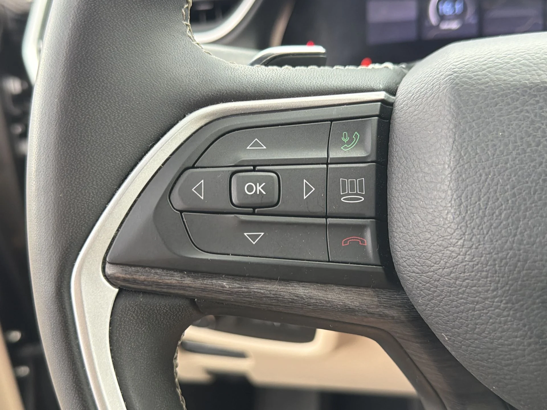Certified Used 2023 Metallic Jeep Limited image 15