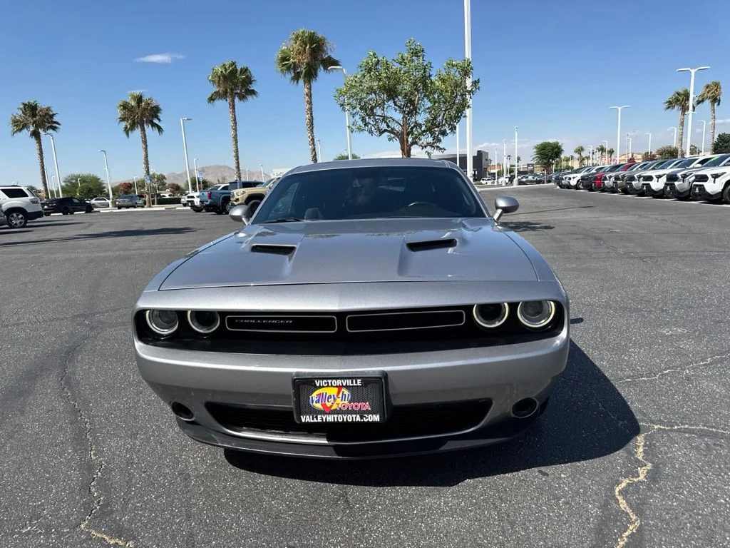 Used 2017 Silver Dodge SXT image 3