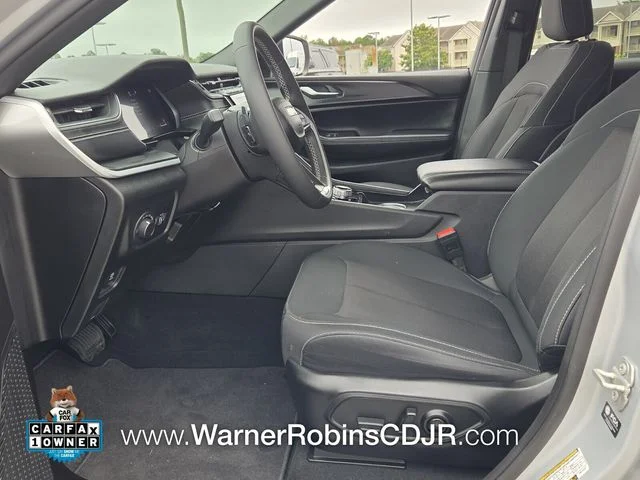 Used 2024 Silver Jeep Laredo image 5