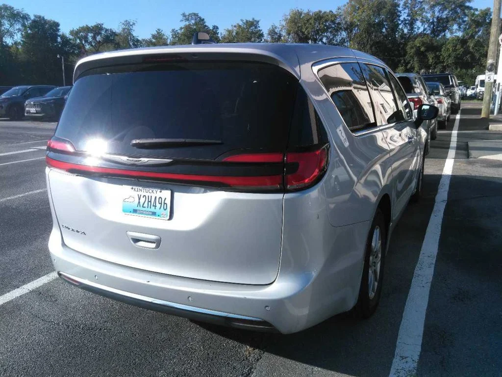 Used 2024 Silver Mist Clearcoat Chrysler Touring L image 4