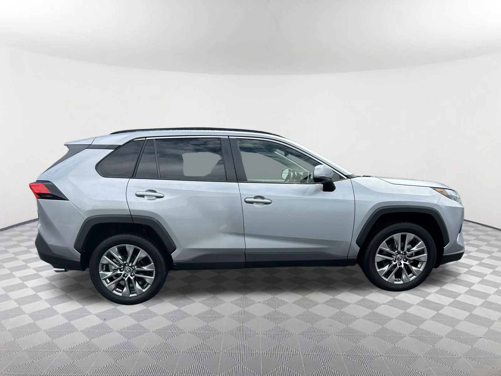 Used 2023 Silver Sky Metallic Toyota XLE Premium image 4