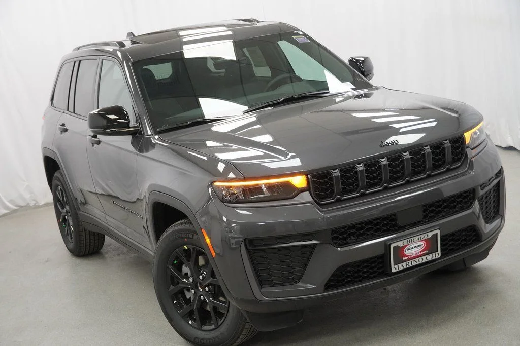New 2026 Baltic Gray Metallic Clear-Coat Exterior Paint Jeep Laredo Altitude image 8