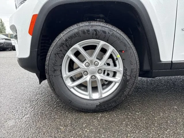 New 2026 Bright White Clear-Coat Exterior Paint Jeep Laredo X image 9