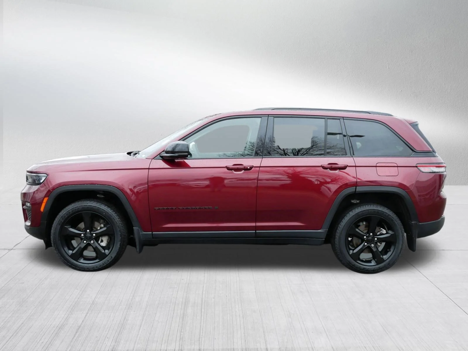 Used 2023 Velvet Red Pearlcoat Jeep Limited image 4