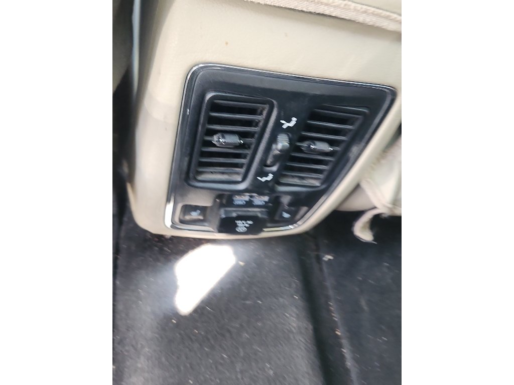 Used 2015 Champagne Jeep Limited image 12