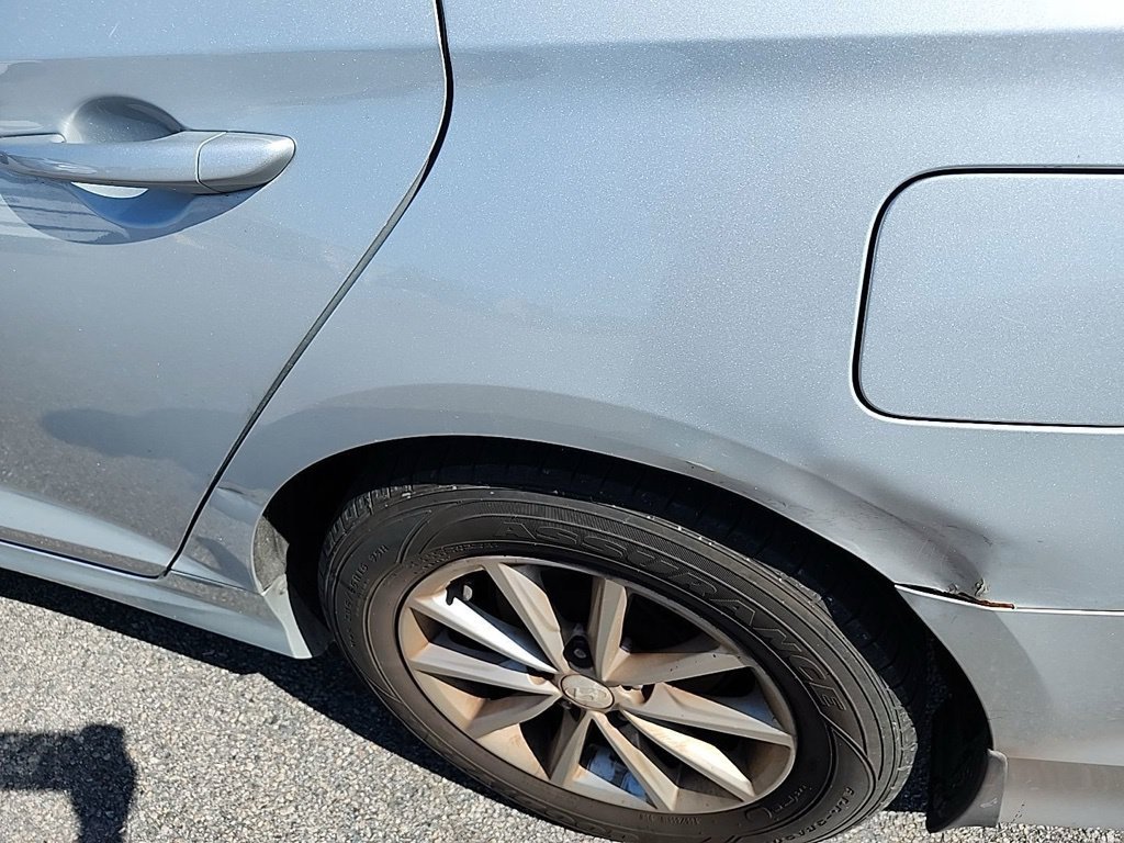 Used 2019 Silver Hyundai SE image 32