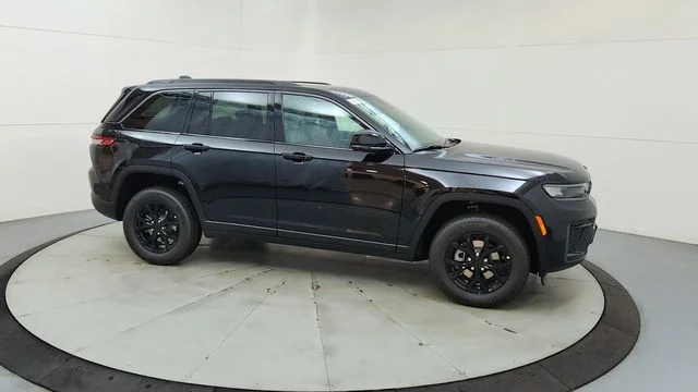 New 2026 Diamond Black Crystal Pearlcoat Jeep Altitude image 13