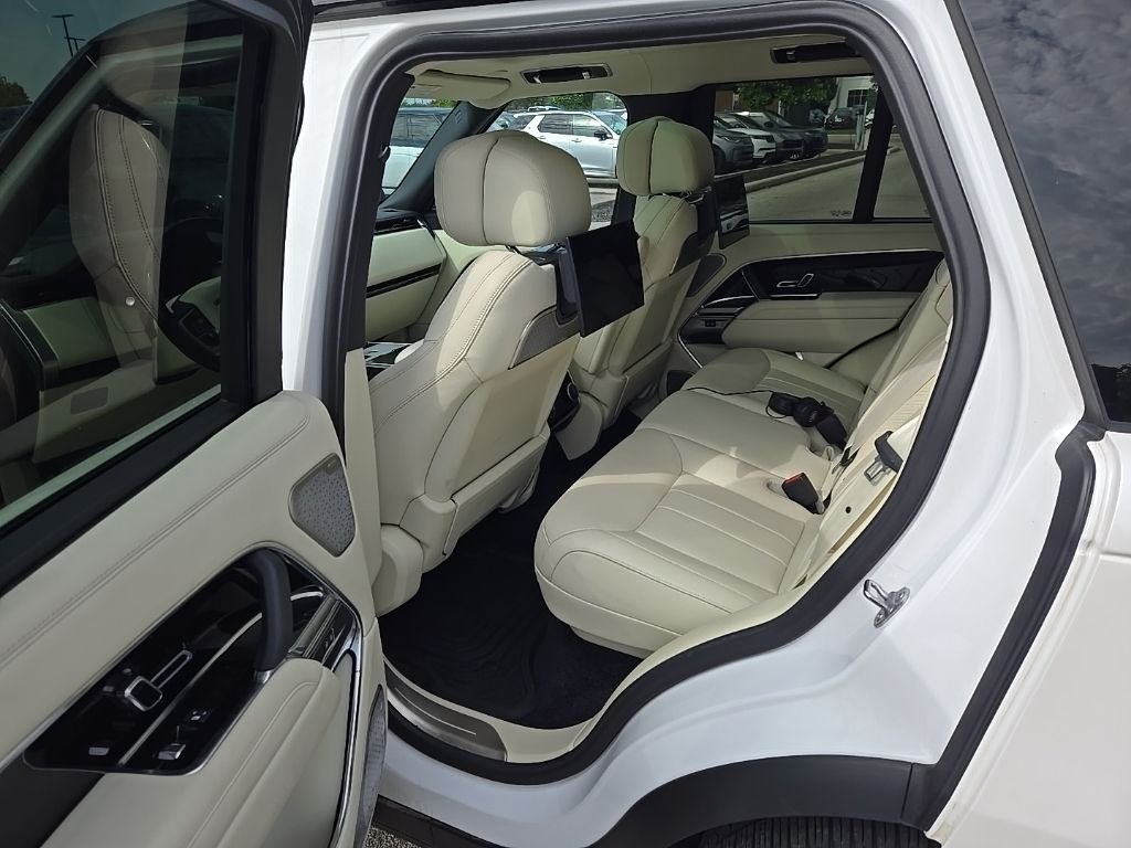 Used 2024 Icy White SV Bespoke Special Effect Gloss Land Rover Autobiography image 18