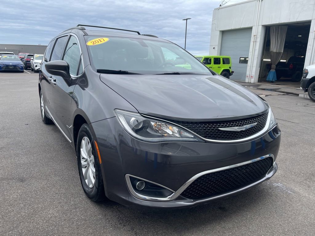 2017 Chrysler Pacifica Touring-L's photo