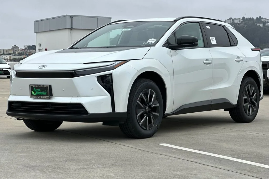 New 2026 Wind Chill Pearl <sup>1</sup> Toyota  XLE image 8