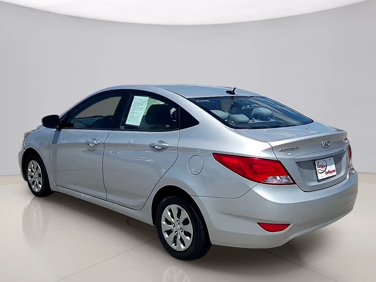 Used 2016 Silver Hyundai SE image 3