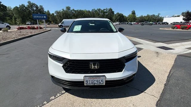 Used 2025 White Honda SE image 8