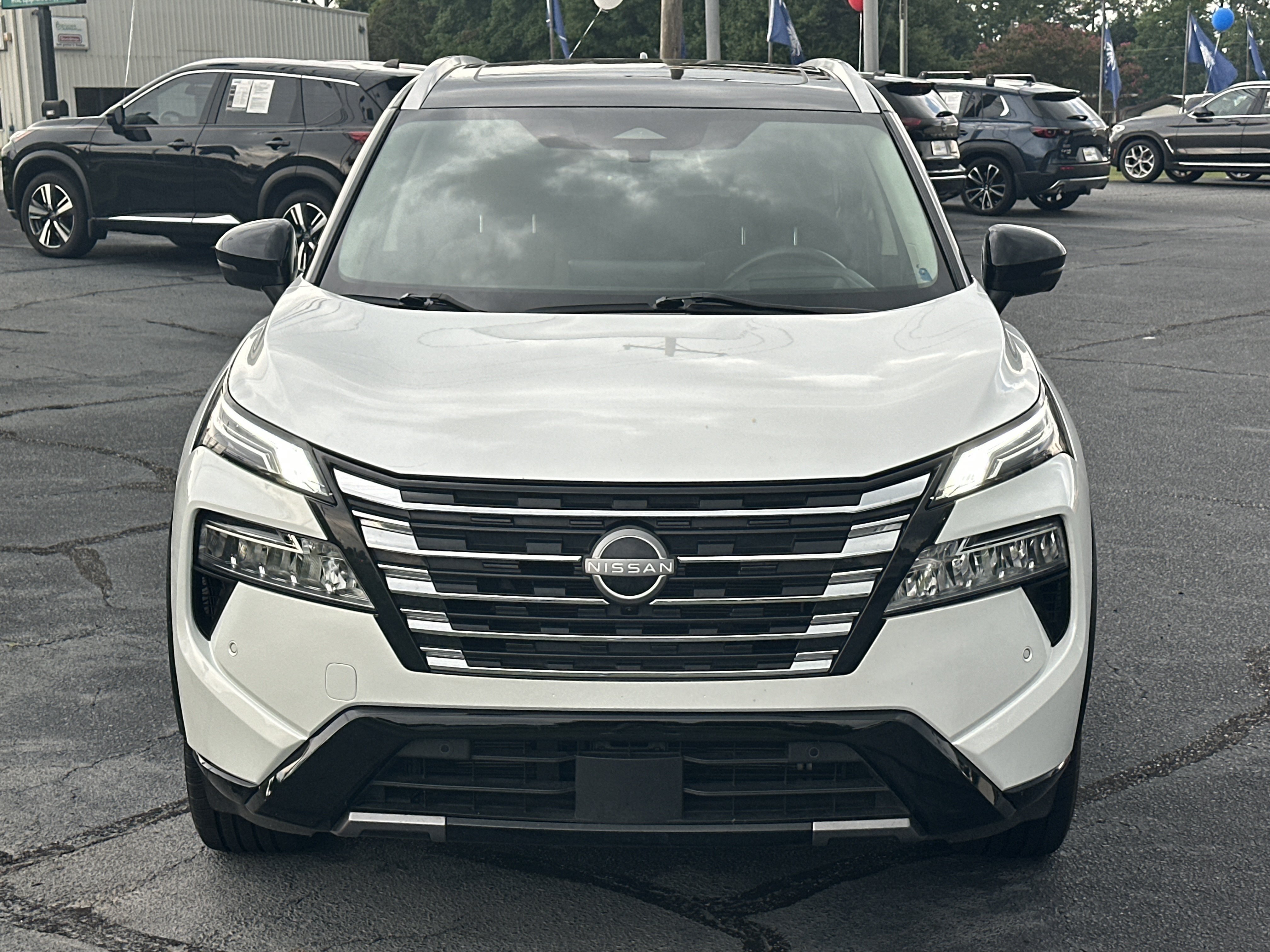 Used 2024 Everest White Pearl/Super Black Nissan Platinum image 3